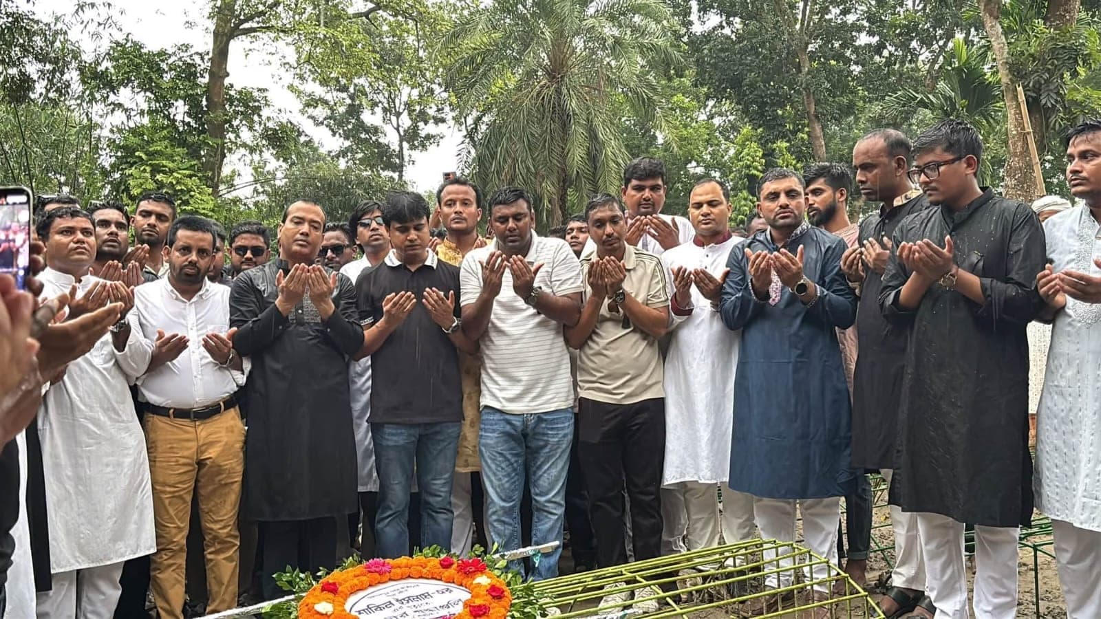 নিহত ছাত্রদল নেতা শাকিলের কবর জিয়ারত করলেন কেন্দ্রীয় ছাত্রদলের সভাপতি রাকিবসহ নেতৃবৃন্দ